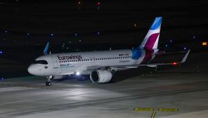 Eurowings-Evakuierungsflieger kommt am Flughafen Köln Bonn an