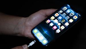 Eine Persin lädt ein Smartphone