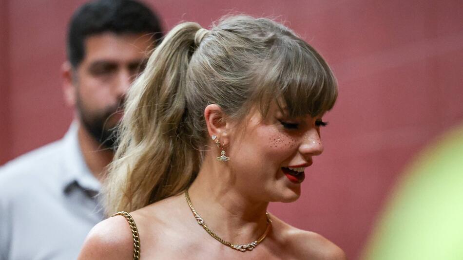 Taylor Swift bei einem Spiel der Kansas City Chiefs im Arrowhead Stadium mit glitzernden Fake ...