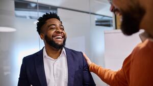 Chef klopft Mitarbeiter auf die Schulter 