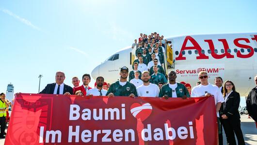 Das ÖFB-Team dachte vor dem Abflug noch an Unglücksrabe Baumgartner