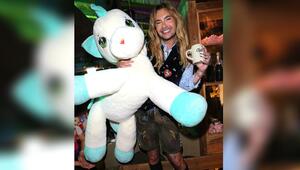 Bill Kaulitz hatte beim Almauftrieb sichtlich Spaß.