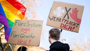 Teilnehmer beim bundesweiten Schulstreik gegen Wehrpflicht