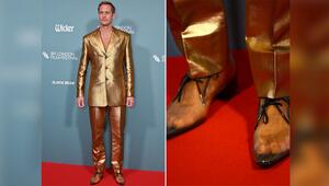 Alexander Skarsgård in goldenem Anzug und transparenten Schuhen.