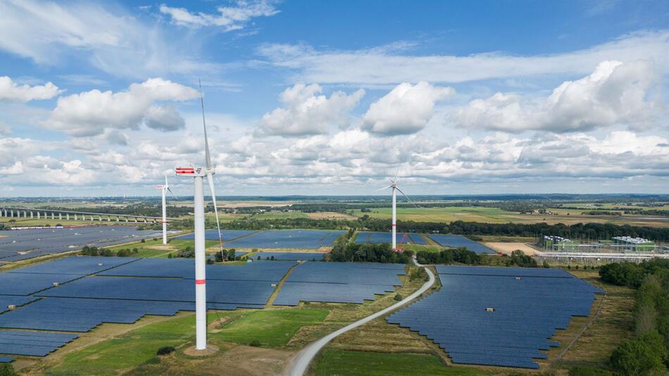 Solarpark und Windkraftanlagen