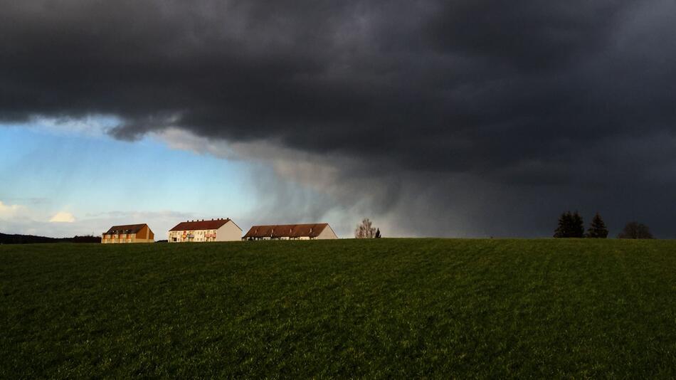 Eine Unwetter zieht über ein Wohngebiet