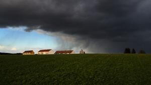 Eine Unwetter zieht über ein Wohngebiet