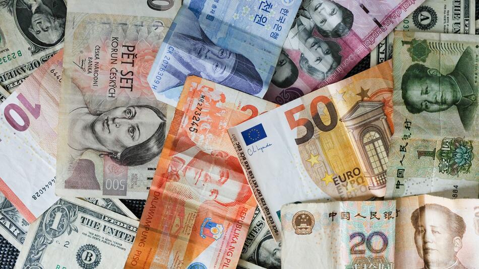 Internationale Währungen liegen auf einem Tisch
