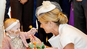 Süße Begegnung im Zentrum für Kinderonkologie in Utrecht: Ein kleines Mädchen reicht Königin ...