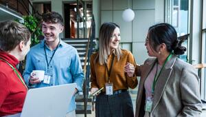 Mehrere Kollegen arbeiten fröhlich miteinander