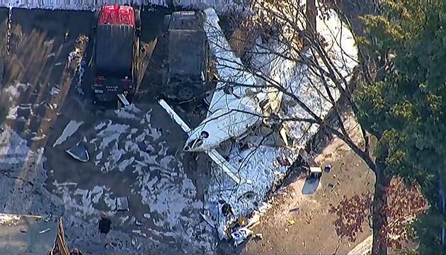 Absturz mitten in Wohngebiet: Selbstgebauter Flieger knallt auf Hausdach – Pilot hat Glück