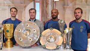 Markus Söder (2.v.l.) mit den Bayern-Größen Manuel Neuer, Vincent Kompany und Harry Kane (v.l.n.r.).