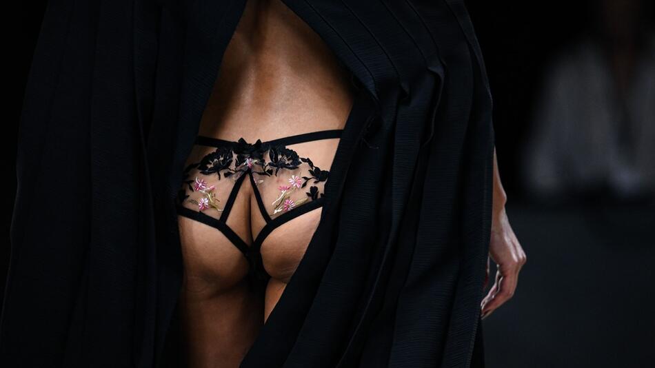 Model mit Dessous aus Spitze auf der Berlin Fashion Week