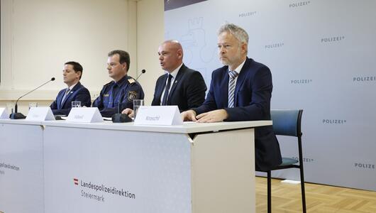 Die ermittlenden Behörden bei der Pressekonferenz am Sonntag