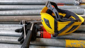 Werkzeug und Helm auf Baustelle