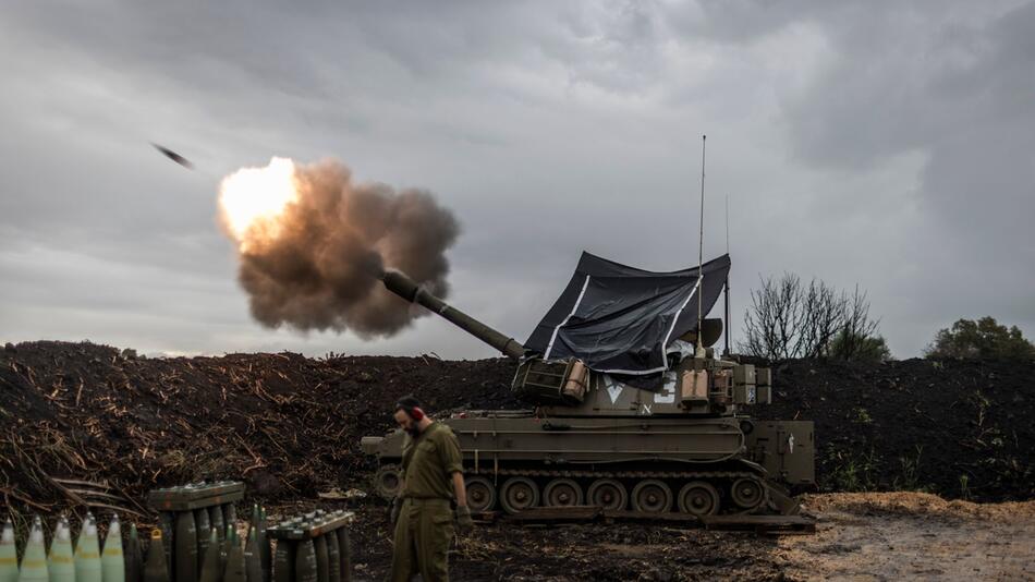 Israelische Soldaten feuern nahe dem Libanon eine Haubitze ab