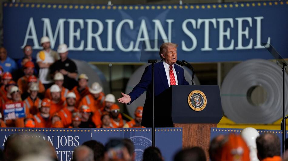 US-Präsident Trump besucht Stahlwerk