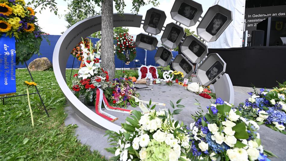 Gedenken mit Blumen am OEZ in München