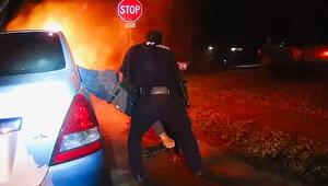 Fahrer steckt in brennendem Auto fest – Polizist schlägt in letzter Sekunde Scheibe ein