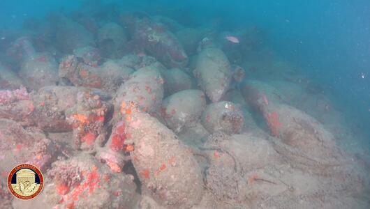 2.000 Jahre altes Schiffswrack mit Amphoren