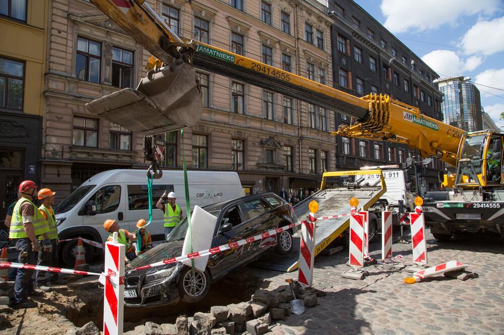 Straße in Riga bricht ein