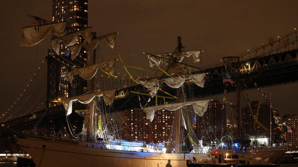 Schiff kollidiert mit Brooklyn Bridge in New York