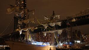 Schiff kollidiert mit Brooklyn Bridge in New York