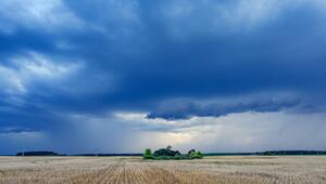 Gewitter ziehen über die Landschaft