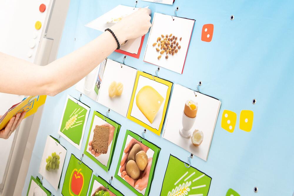 Diätassistentin erklärt das Prinzip der Ernährungspyramide
