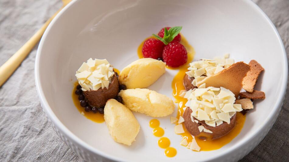 Dessert-Teller mit Schokoladen- und Mango-Mousse