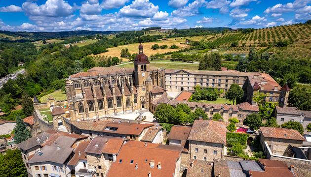 Die gotische Klosterkirche von Saint Antoine L'Abbaye.