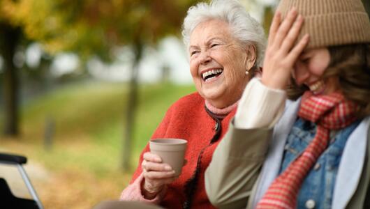 Seniorin Frau lachen