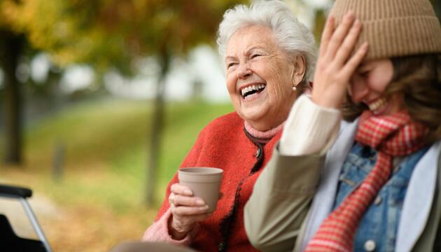 Seniorin Frau lachen