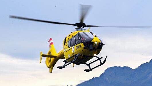 Rettungshubschrauber fliegt über Berge