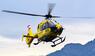 Rettungshubschrauber fliegt über Berge
