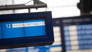 Auf einer Anzeigetafel im Bahnhof steht "Zug fällt aus"