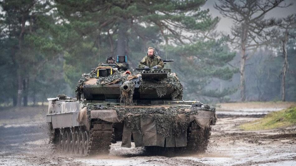 Bundesverteidigungsminister Boris Pistorius fährt in einem Leopard-2-Kampfpanzer mit