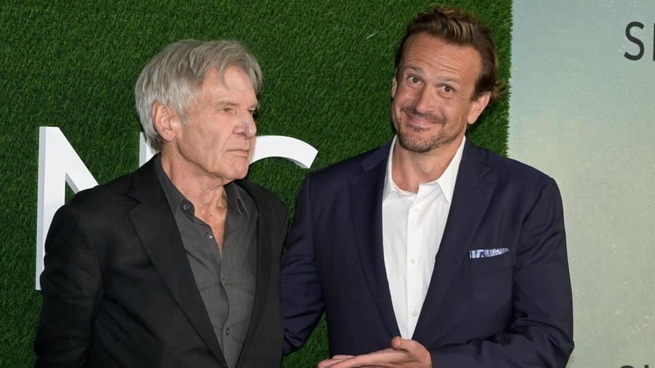 Harrison Ford (li.) und Jason Segel sind mit "Shrinking" erfolgreich.