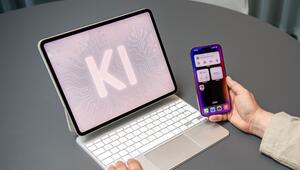 Ein Mann nutzt einen KI-Assistenten auf einem iPad und iPhone