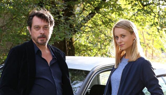 "Landkrimi: Steirerrausch": LKA-Kommissar Sascha Bergmann (Hary Prinz) mit seiner Kollegin Anni ...