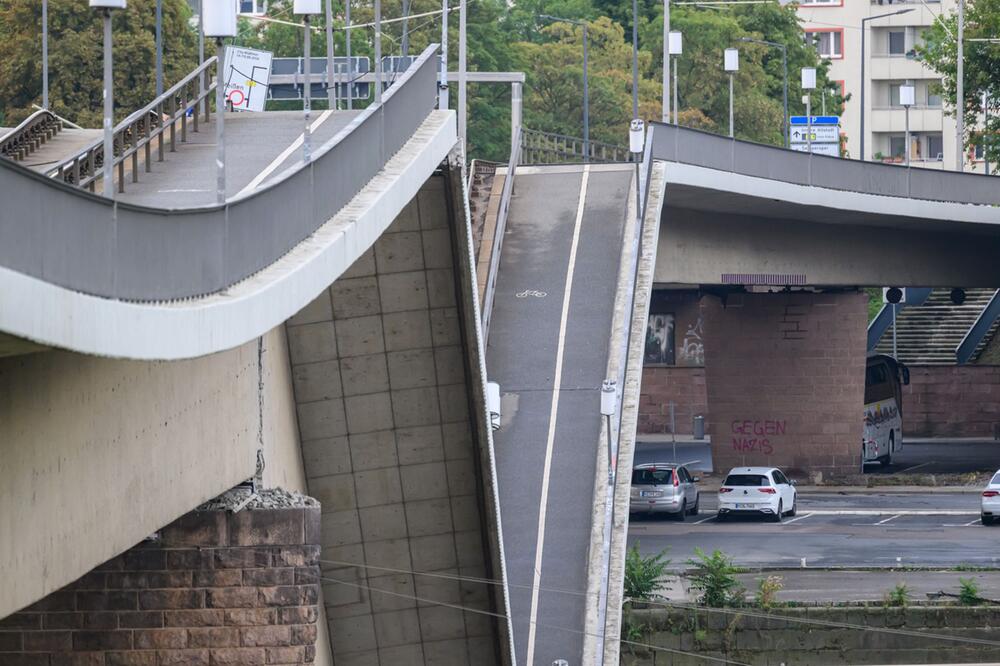 Carolabrücke in Dresden eingestürzt