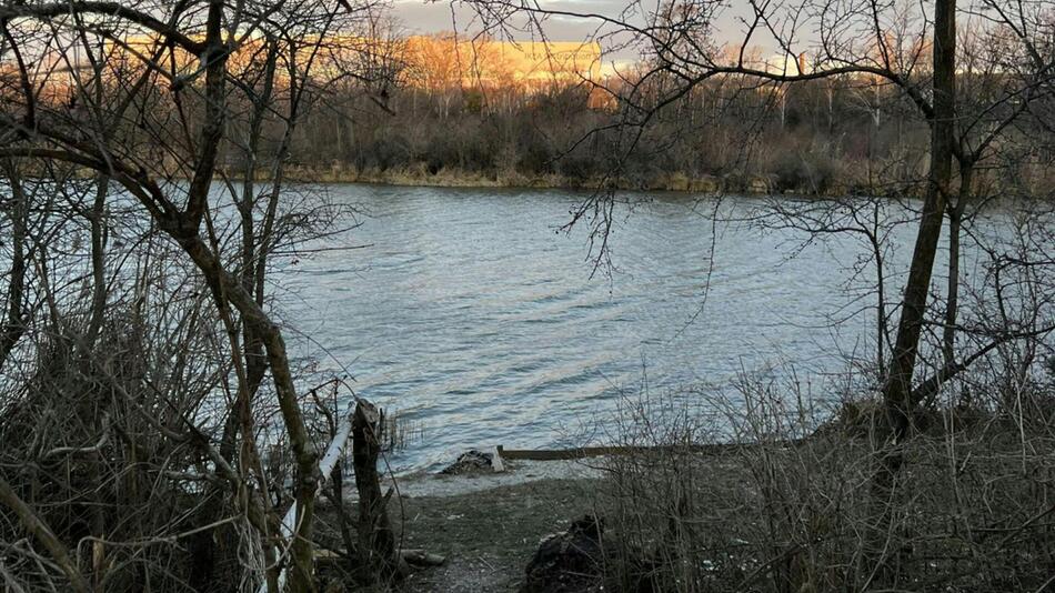 Ein Angler fischte einen Fuß des Getöteten aus dem Wasser