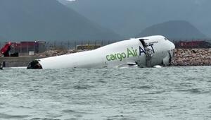 Frachtflugzeug rutscht von der Landebahn - zwei Tote