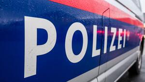 Schriftzug Polizei auf einem Streifenwagen