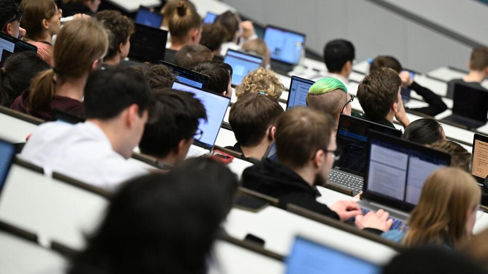 Studenten sitzen in einem Hörsaal der Universität in Tübingen