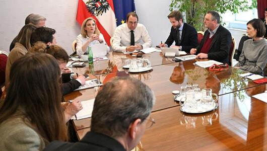 Krisensitzung unter der Leitung von Außenministerin Meinl-Reisinger