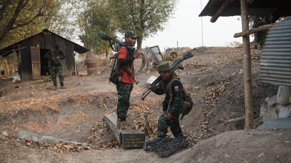 Konflikt in Myanmar - Rebellen sammeln Waffen ein