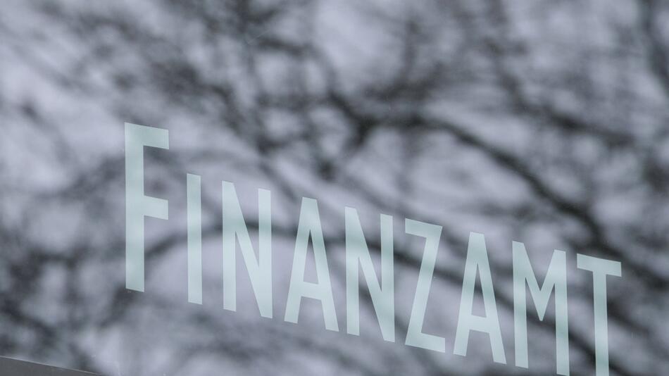 Der Schriftzug Finanzamt ist an einer Scheibe