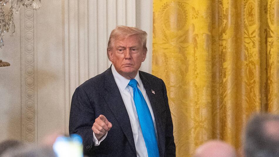 Donald Trump zeigt in die Menge