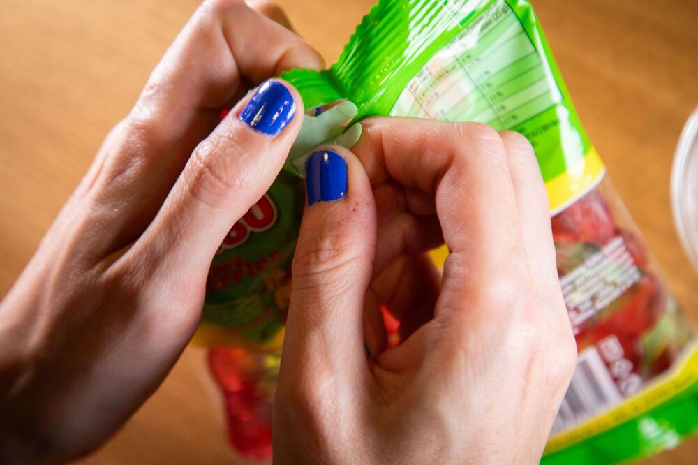 Lasche einer Fruchtgummitüte teilen